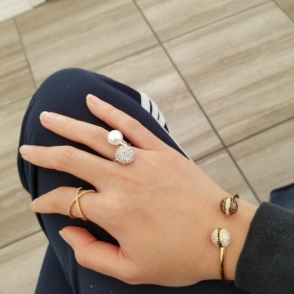 💦18k Gold plated Czech Grystal Bangle. - Picture 2 of 3